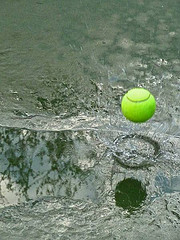 テニスボールと水しぶき