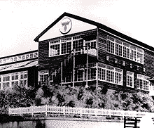 ソニー（東京通信工業）で新設されたばかりの「山の上工場」―古い学校のような木造作りで、Ｔ字型の東京通信工業のロゴが印象的