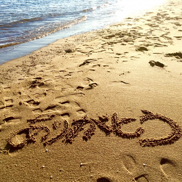 砂浜に書かれた「ありがとう」の文字